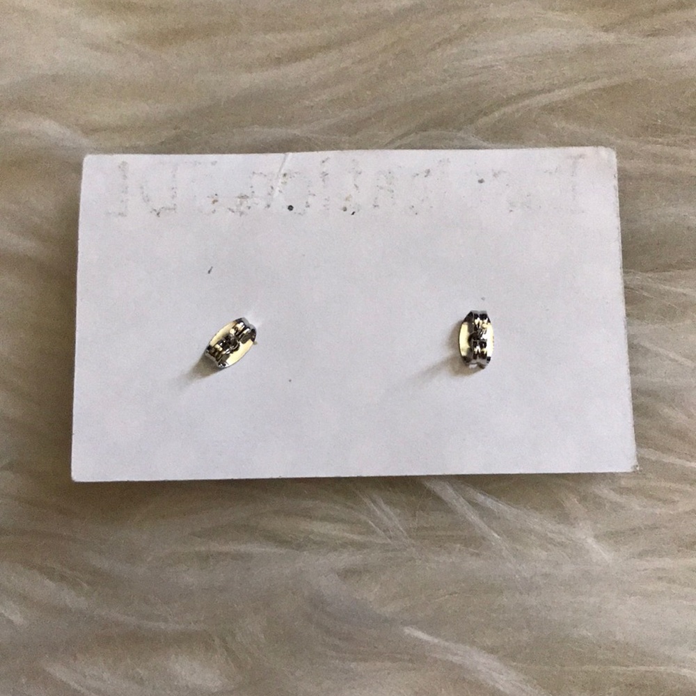 V-Shape Pattern Handmade Button Earrings - Picture 2 of 3